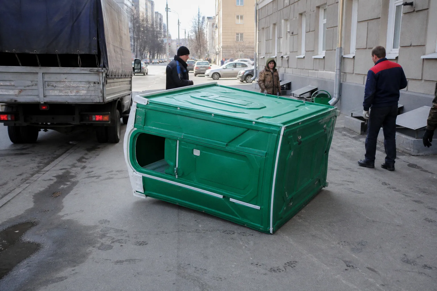 Фотофейк: В Кривом Роге сотрудники ТЦК перевернули биотуалет с мужчиной внутри